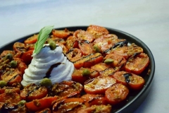 Ελληνική Καπρέζε: ντοματίνια, ξινομυζήθρα, πέστο λιαστής ντομάτας, πέστο βασιλικού & κάππαρη - Greek Caprese: cherry tomatoes, "Xinomizythra" cheese, sun-dried tomato pesto, basil pesto & capers