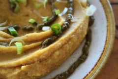 Φάβα αρωματισμένη με πέστο κάπαρης και φρέσκο κρεμμυδάκι  - Fava: smooth yellow split pea dip with caper pesto and fresh onion