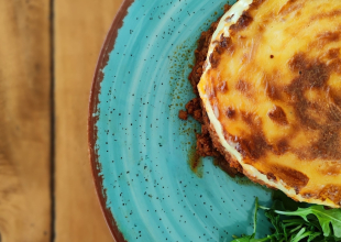 Μουσακάς (Μουσακάς λαχανικών επίσης διαθέσιμος) - Moussaka (vegetarian moussaka is also available)