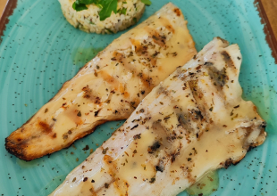 Φρέσκο, ψητό φιλέτο λαυράκι με σαλάτα ταμπουλέ - Fresh, grilled sea bass fillet with tabbouleh salad