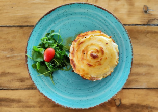 Μουσακάς (επίσης διαθέσιμος μουσακάς λαχανικών) - Moussaka (vegetarian moussaka also available)