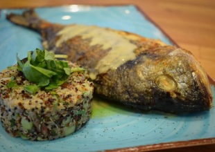 Φρέσκια τσιπούρα με σαλάτα κινόα αρωματισμένη από ντόπια μυρωδικά  - Fresh sea bream with local herbs infused quinoa salad