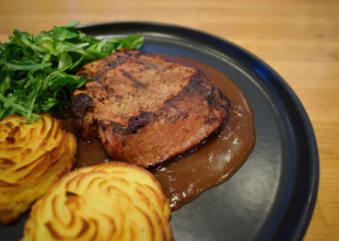 Φιλέτο μοσχαρίσιο με πατάτες duchess, σάλτσα μαυροδάφνης & σαλάτα βαλεριάνα - ρόκα  - Beef fillet with duchess potatoes, "mavrodaphne" wine sauce & valeriana - arugula salad