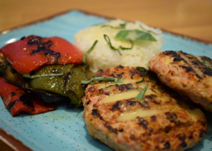 Μπιφτέκι κοτόπουλο με αρωματικό ρύζι & ψητά λαχανικά  - Chicken patties with aromatic rice & grilled vegetables