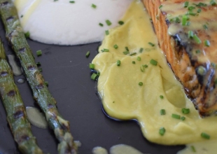 Φιλέτο σολομού με κρέμα αβοκάντο και σπαράγγια - Salmon fillet with creamy avocado sauce and asparagus