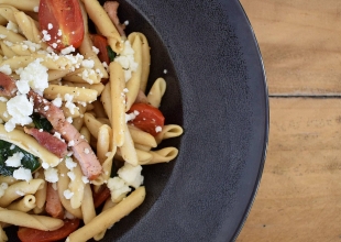 Σκιουφιχτά με καπνιστό απάκι, baby σπανάκι, κρεμμύδι, ντόπια φέτα και ντοματίνια. - Skioufihta pasta with Apaki smoked pork, baby spinach, onion, local Feta cheese and cherry tomatoes.