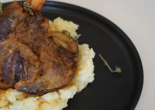 Αρνί κότσι με πουρέ πατάτας -  Lamb shank with mashed potatoes