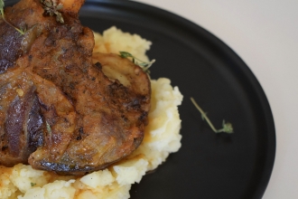 Αρνί κότσι με πουρέ πατάτας -  Lamb shank with mashed potatoes
