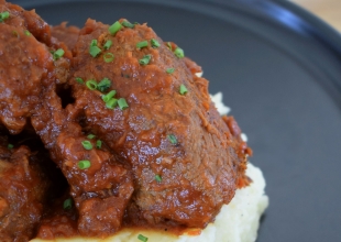 Μοσχαράκι κοκκινιστό με πουρέ πατάτας - Kokkinisto [ beef stew in tomato sauce with mashed potatoes]