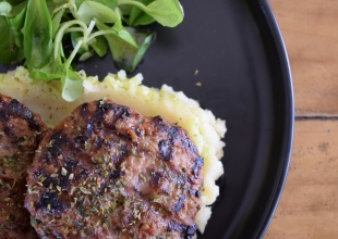 Μπιφτέκια μοσχαρίσια με πουρέ πατάτας - Beef patties with mashed potatoes