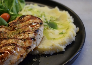 Φιλέτο κοτόπουλο με πουρέ σελινόριζας και λάδι μαϊντανού. - Chicken fillet with celery root purée and parsley oil