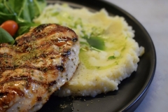 Φιλέτο κοτόπουλο με πουρέ σελινόριζας και λάδι μαϊντανού. - Chicken fillet with celery root purée and parsley oil